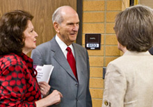 O Élder Nelson e sua esposa no seminário de presidentes de missão de 2011