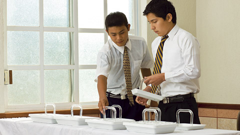 Junge Männer beim Vorbereiten des Abendmahls.